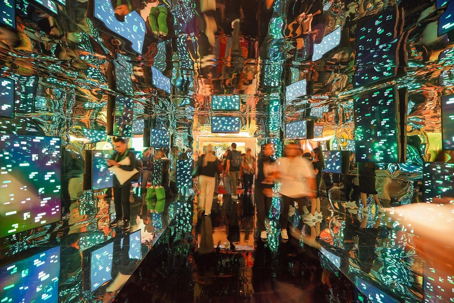 We conceptualized a tunnel with mirrors, creating a sense of wonder upon entering the event space.