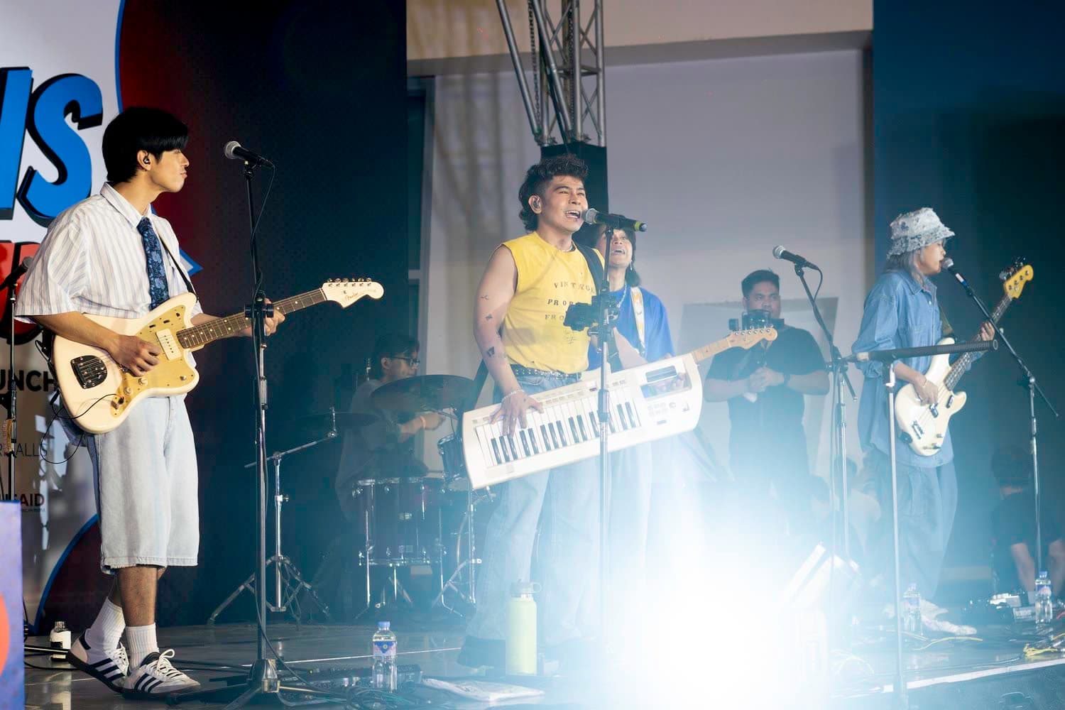 A performance by The Juans certainly drew a crowd.