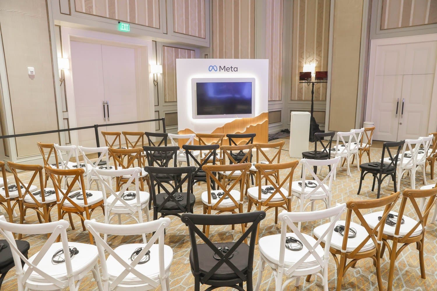 We were challenged to transform one large event space into three breakout rooms. The solution: silent stages.