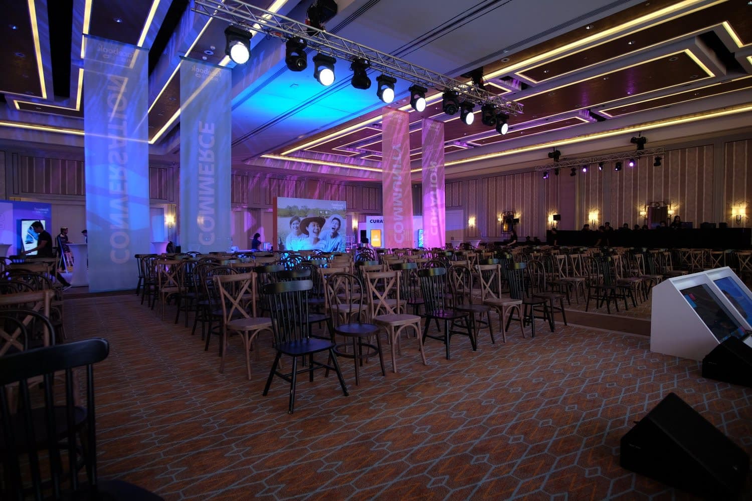 We utilized the height of the venue to partition the space by adding thin fabric from ceiling to floor.