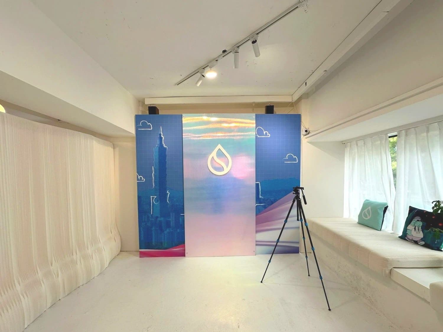 Content backdrop (Reality)